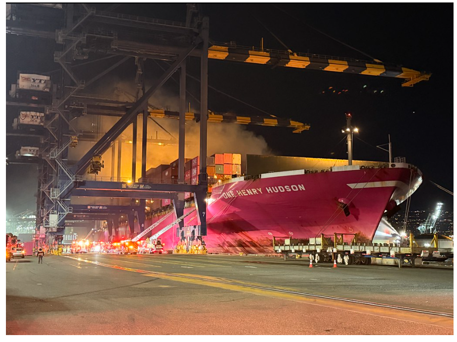 突发！ONE集装箱船洛杉矶港爆炸起火，100多个集装箱被毁！