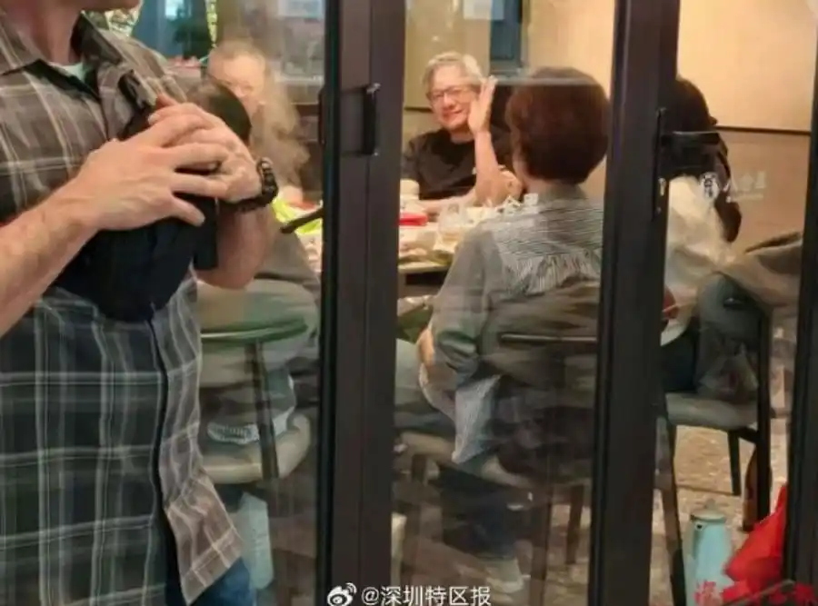 英伟达CEO黄仁勋现身深圳吃牛肉火锅，称赞“牛肉很新鲜很好吃”