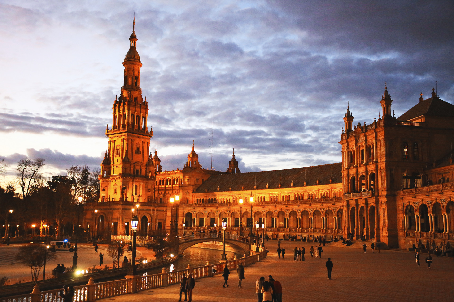 西班牙拟禁止16岁以下青少年使用社交媒体